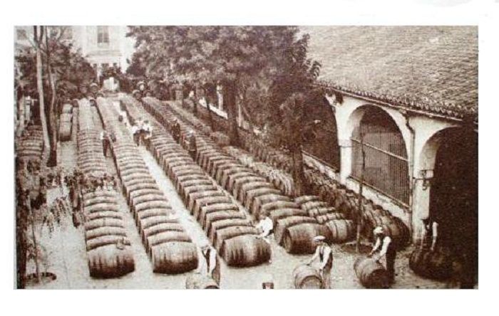 trenvinojerezi2_-_preparacion_de_las_botas_de_jerez_en_09una_bodega_de_la_ciudad trenvinojerezi2_-_preparacion_de_las_botas_de_jerez_en_09una_bodega_de_la_ciudad