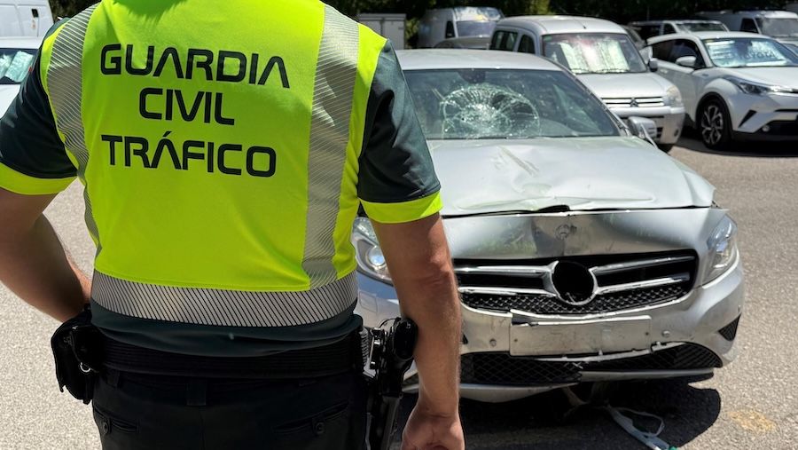 El coche con el que un conductor atropelló mortalmente a un motorista en Granada.