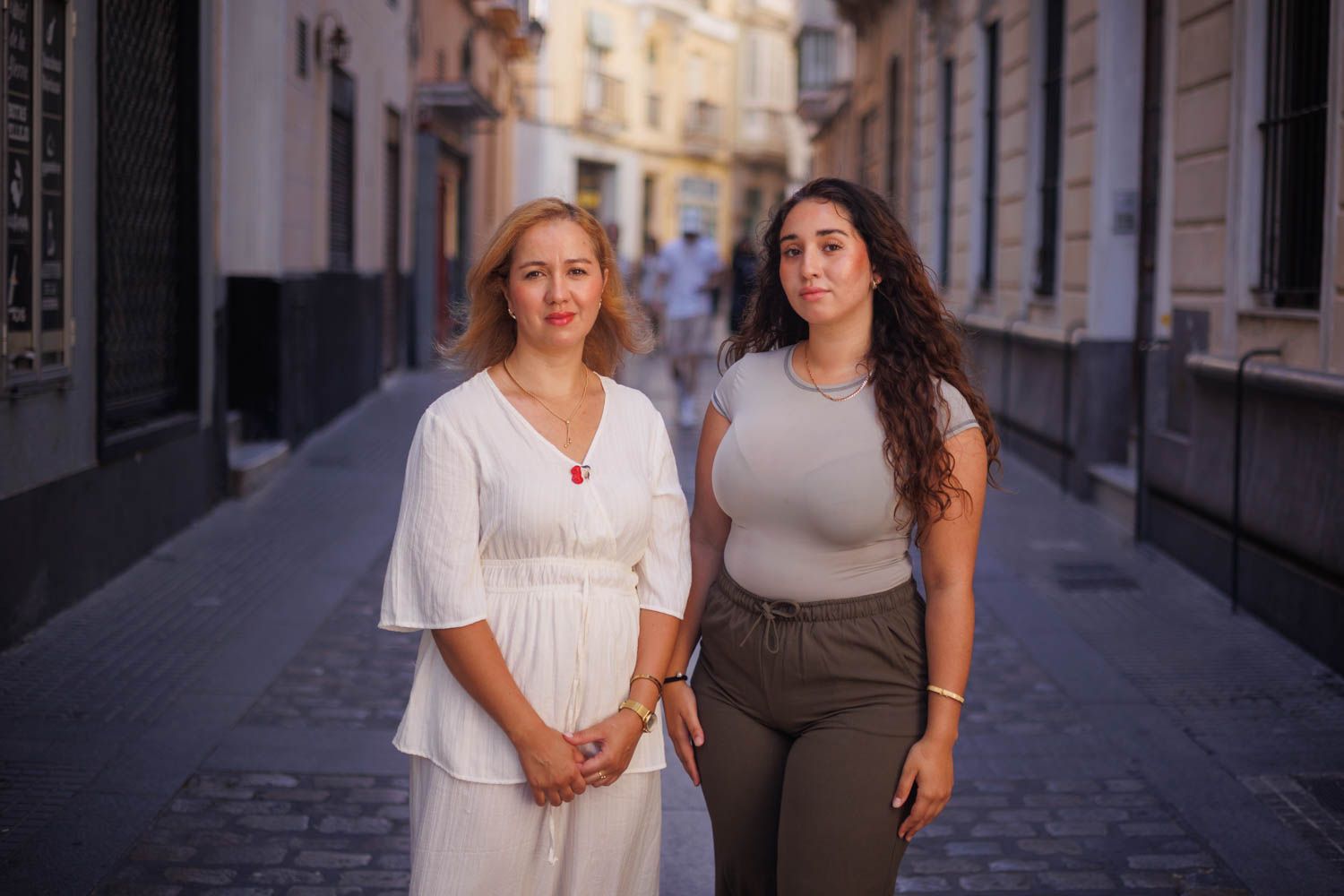 Nawal Abid y Fátima Hafidi Abid, madre e hija, en el centro de Cádiz este jueves.