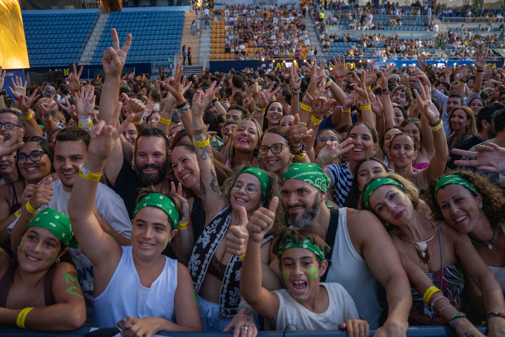 Numeroso público ataviado para la ocasión.
