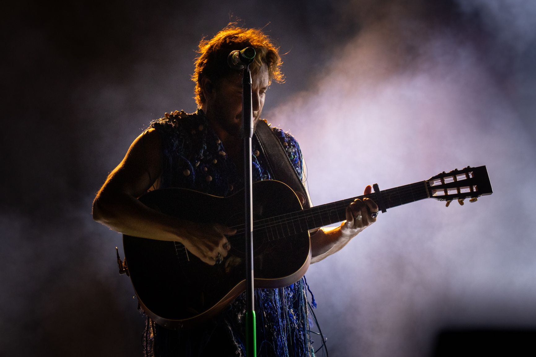 Guitarra en mano.