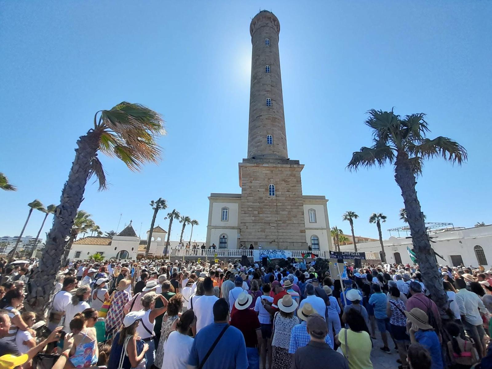 La protesta en favor del Guadalquivir en Chipiona.