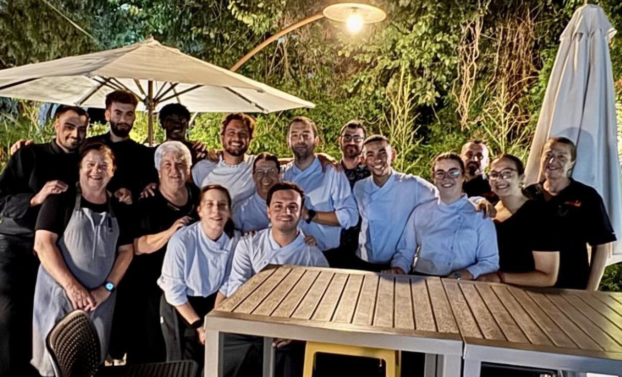 Manuel Carrasco posa, tras cenar, con todo el equipo del restaurante asador La Castillería, en Vejer. Manuel Carrasco posa, tras cenar, con todo el equipo del restaurante asador La Castillería, en Vejer.