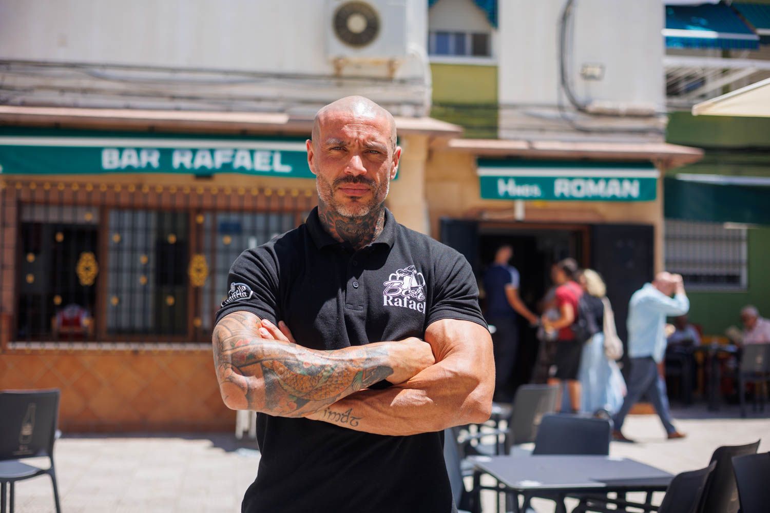 Ángel Ramírez, posando delante del mítico Bar Rafael.