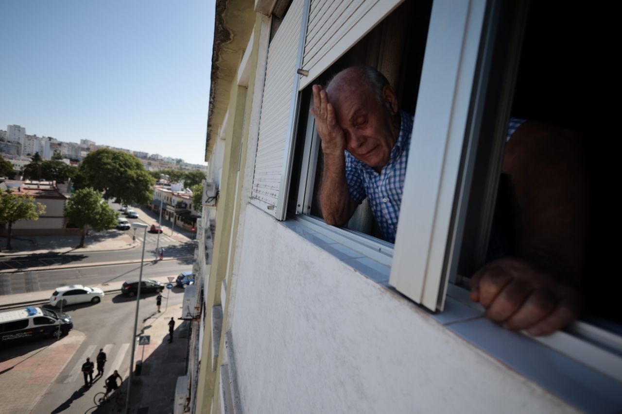 Joaquín, en su ventana mirando hacia la calle, donde se concentran manifestantes para evitar el desahucio.