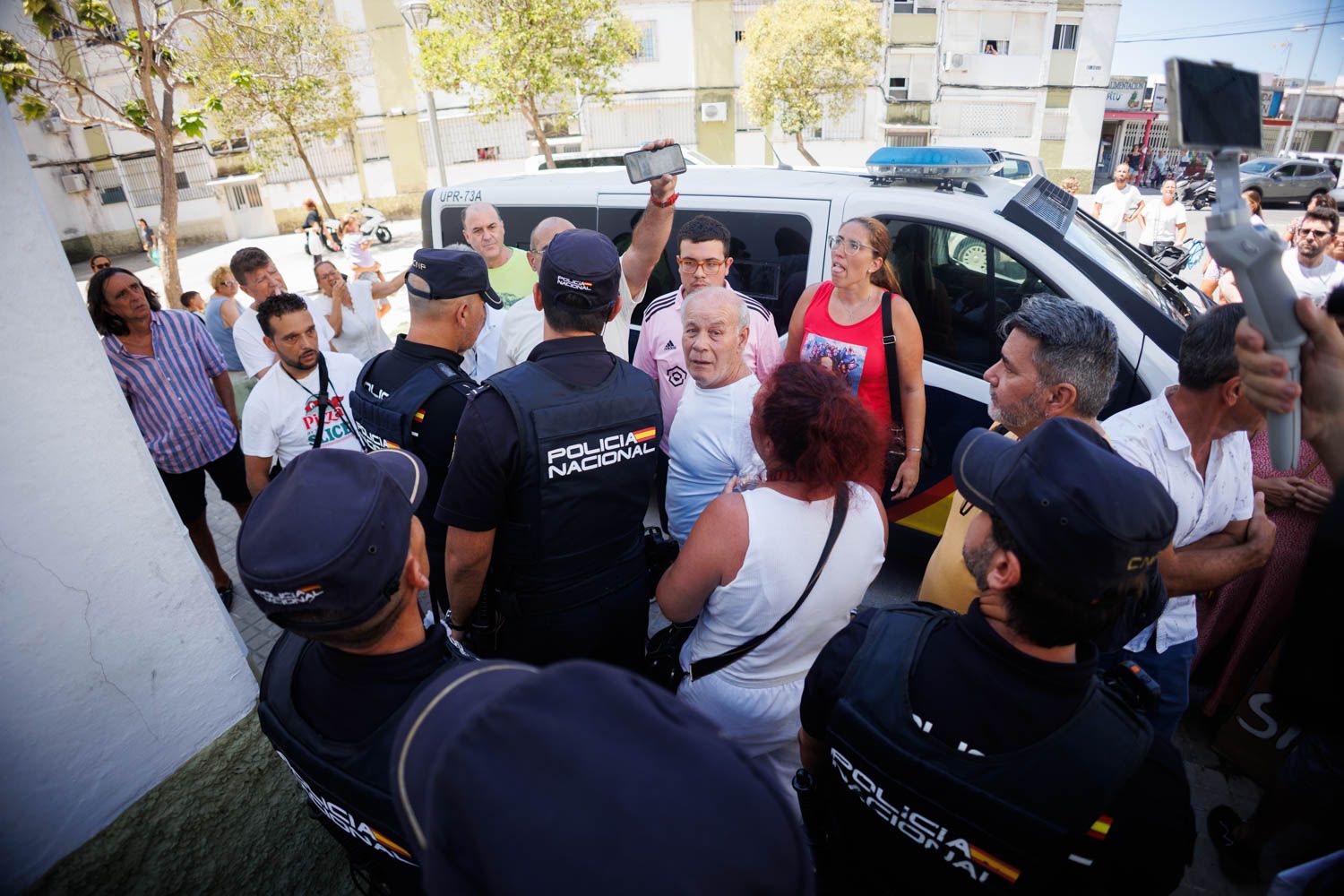 Joaquín, de blanco, en la calle, tras el desahucio.