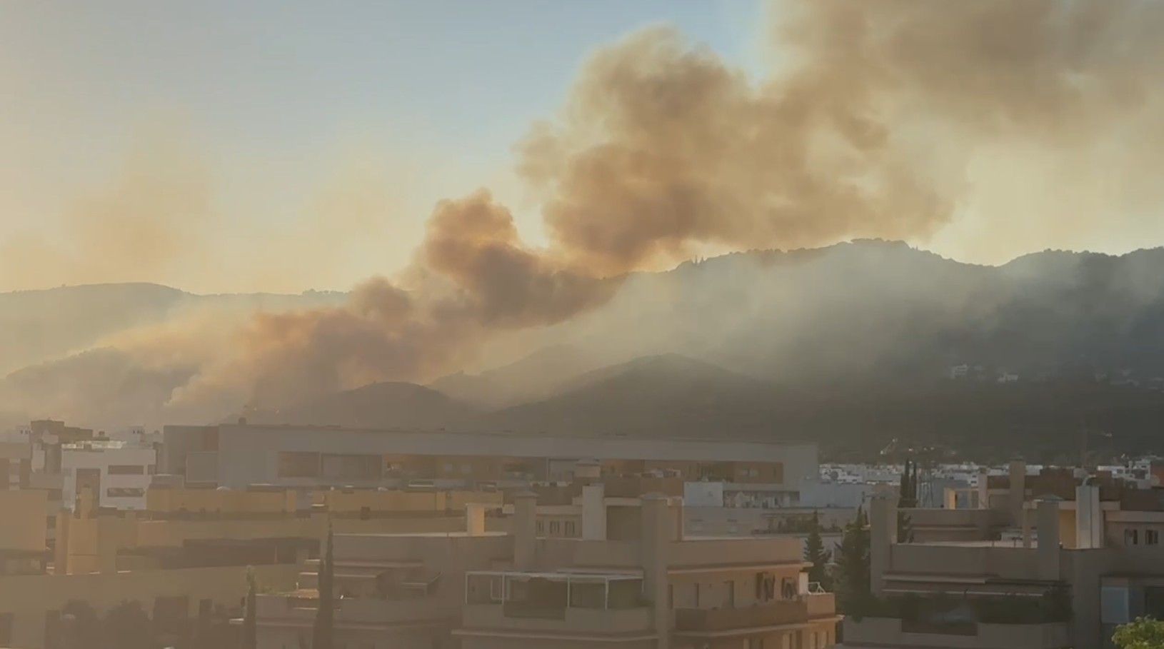 La columna de humo vista desde la zona Norte de Córdoba.