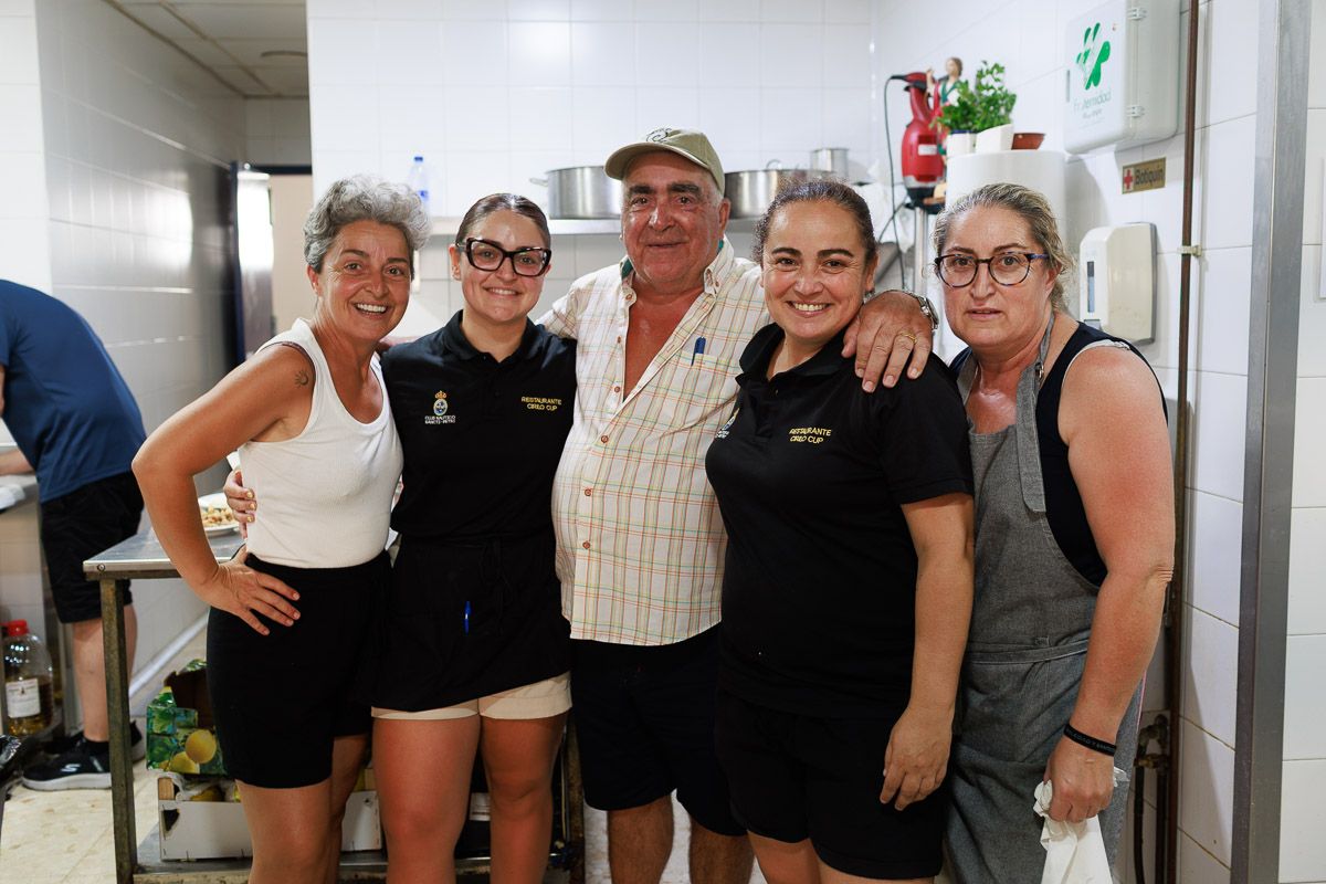 Manuel Ariza, Cirilo, junto a sus hijas Sole, Inés, Nora y Noelia, en la cocina de la legendaria taberna marinera de Sancti Petri. 