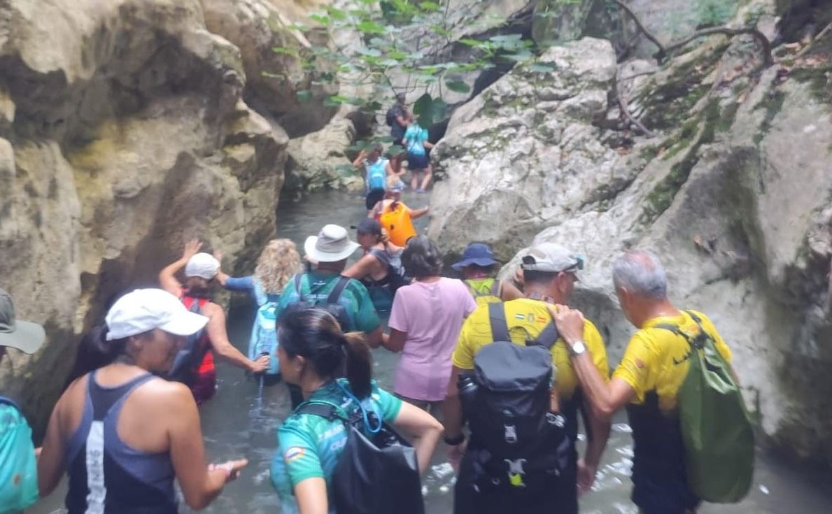 Invasión turística en el arroyo de Bocaleones, en el Parque Natural Sierra de Grazalema, en días pasados.