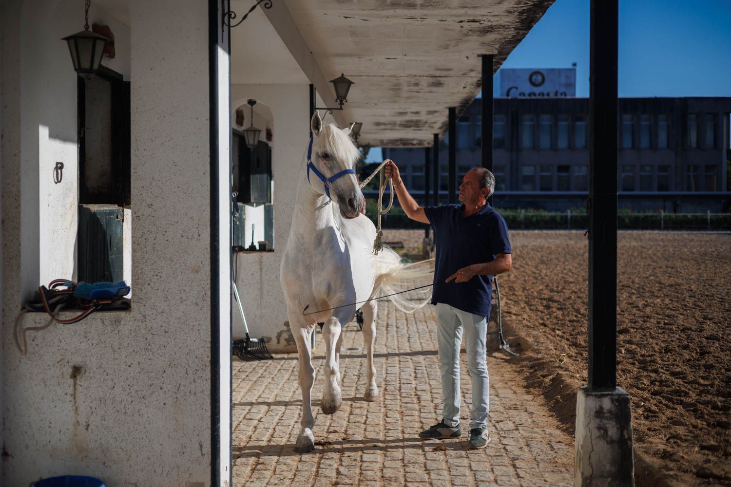 Manuel Alejandro Bernal, en el exterior de la cuadra para iniciar el entrenamiento.
