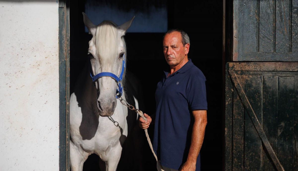 Mandro Bernal en la cuadra con uno de los caballos en Williams & Humbert.