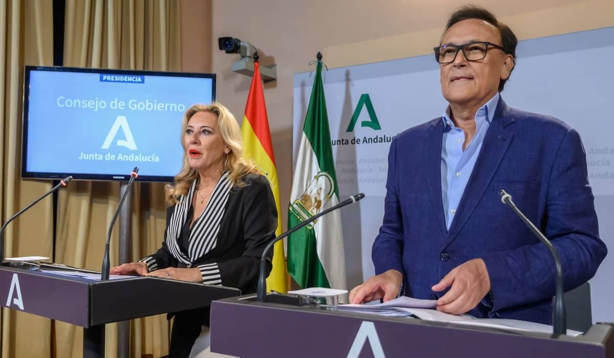 Carolina España y José Carlos Gómez Villamandos, consejeros de Economía y de Universidad. (1)