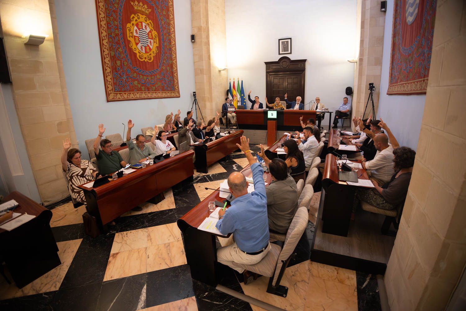 Una de las votaciones en el pleno municipal de Jerez, este viernes.