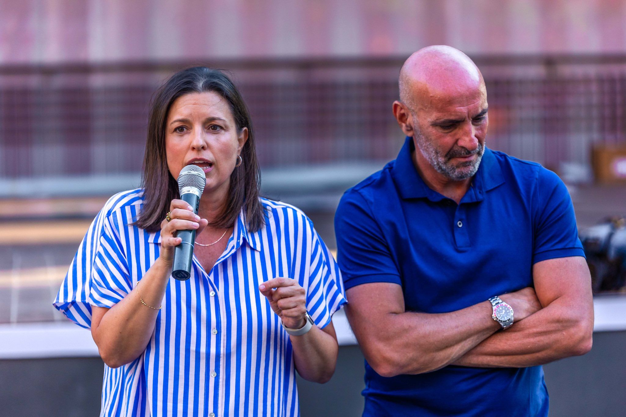 Patricia Cavada y Monchi en el encuentro con la afición.