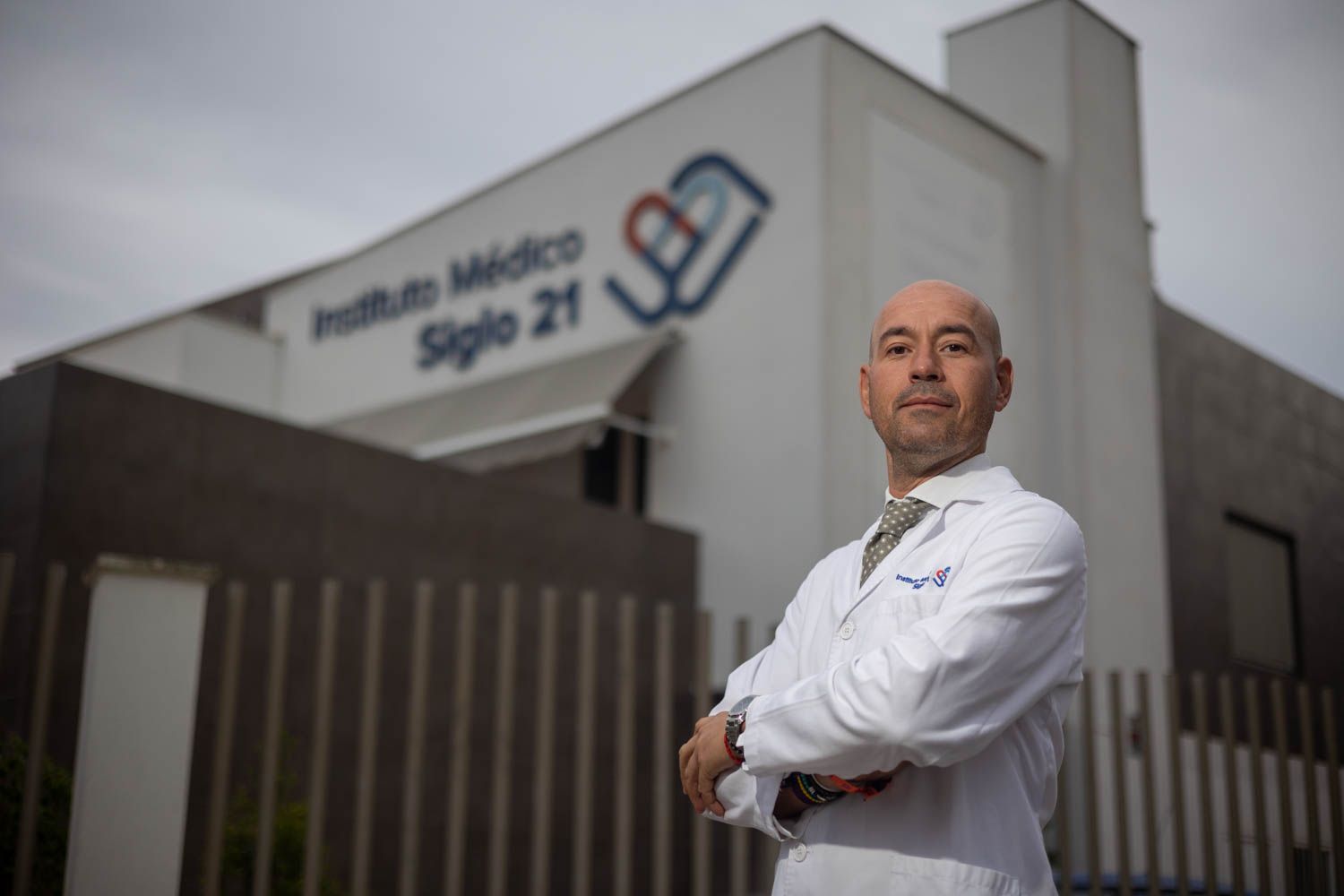 El nutricionista jerezano ante la clínica donde recibe a sus pacientes.