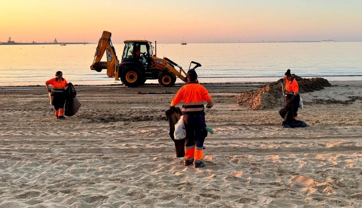 Los operarios limpian las playas desde primera hora