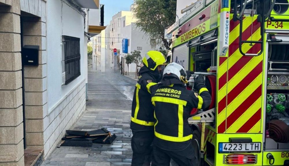 Los bomberos, en el entorno de la vivienda.