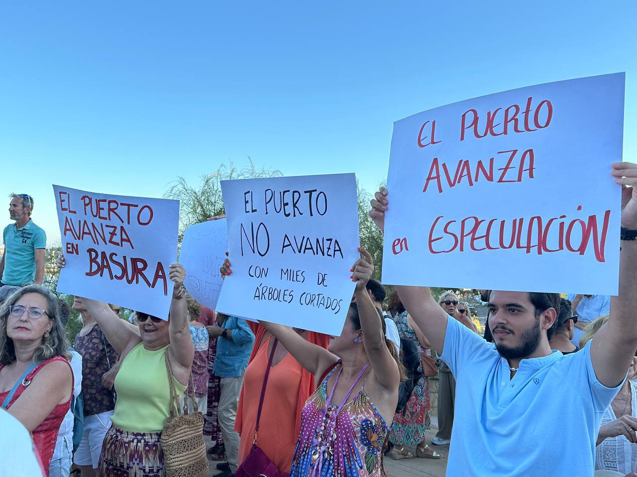Vecinos con pancartas durante la concentración en El Puerto.