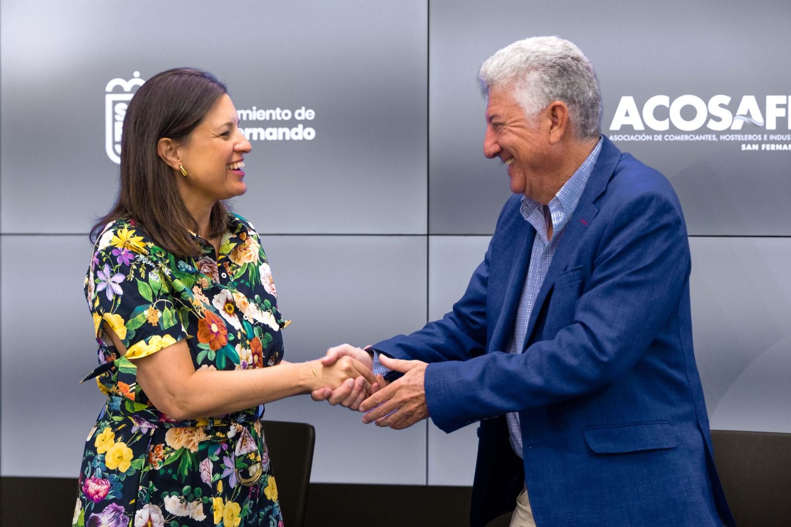 Patricia Cavada, alcaldesa de San Fernando, con el presidente de Acosafe, Manuel Luna.