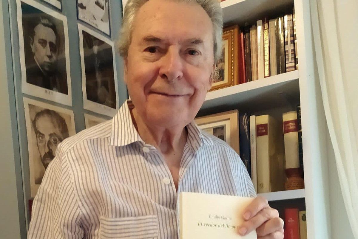 El poeta palaciego Emilio Gavira muestra orgulloso su nuevo poemario.