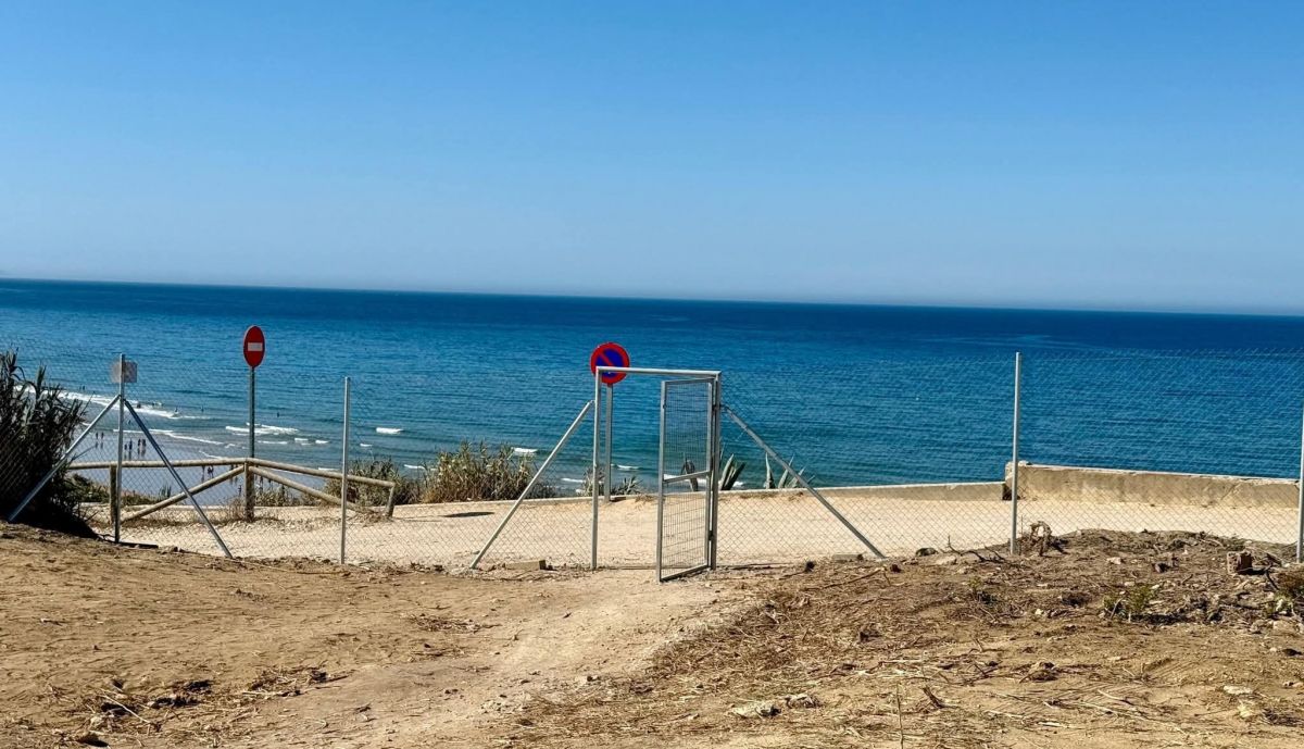 El parking está ubicado junto a la playa