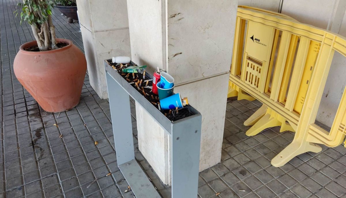 SUCIEDAD Y BASURA AEROPUERTO DE JEREZ 01