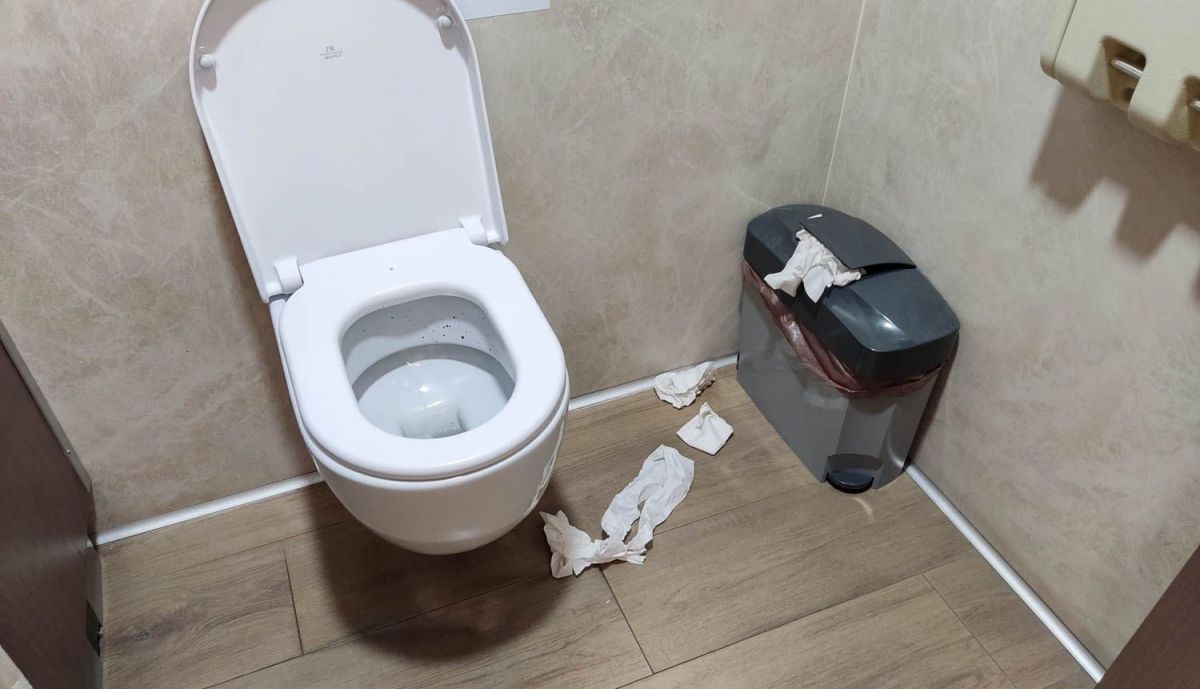 SUCIEDAD Y BASURA AEROPUERTO DE JEREZ 02