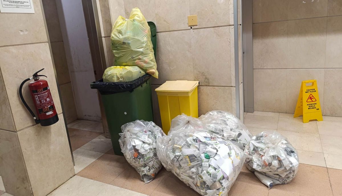 SUCIEDAD Y BASURA AEROPUERTO DE JEREZ 04