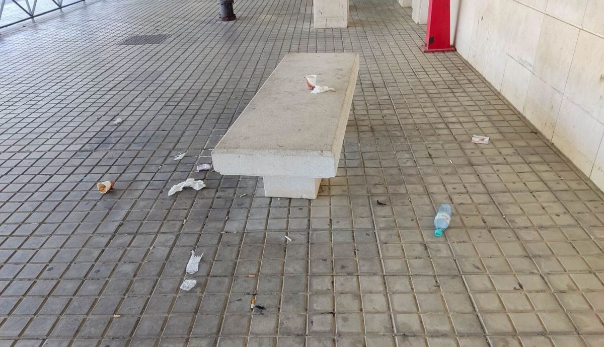 Un banco a la entrada del aeropuerto de Jerez.