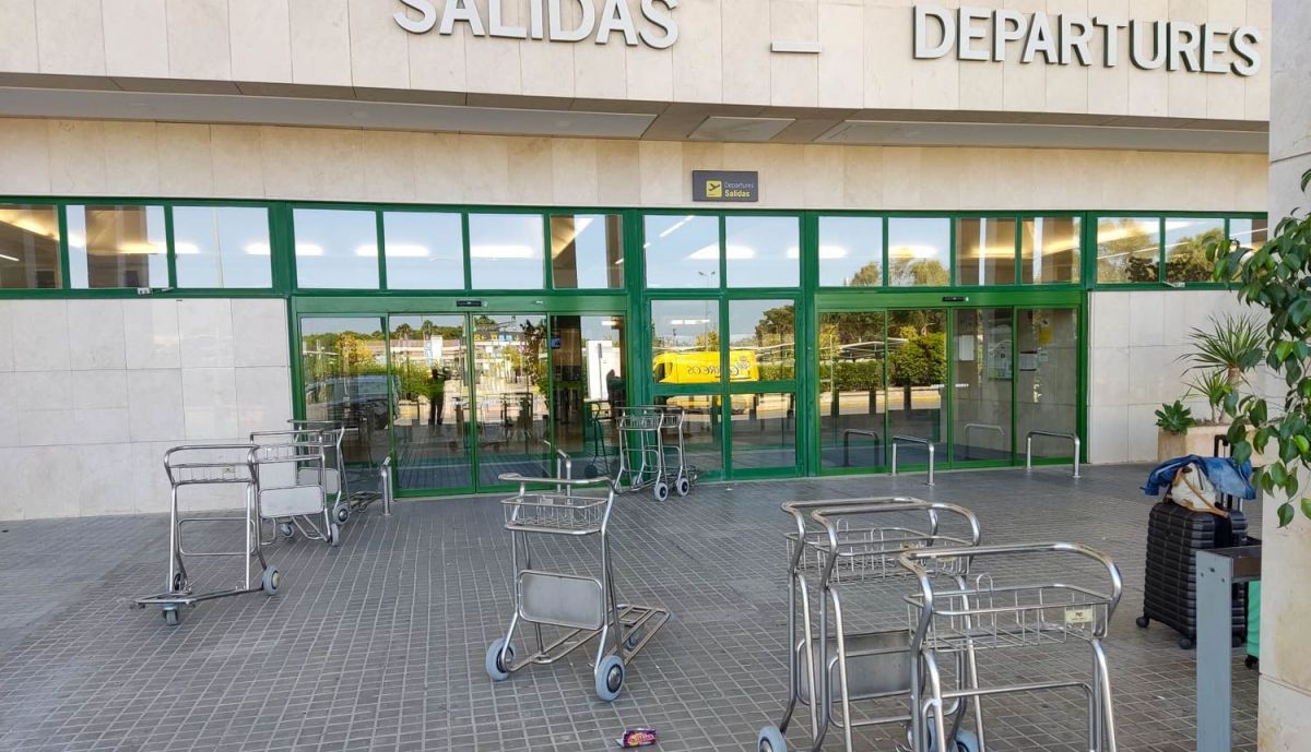 SUCIEDAD Y BASURA AEROPUERTO DE JEREZ 21