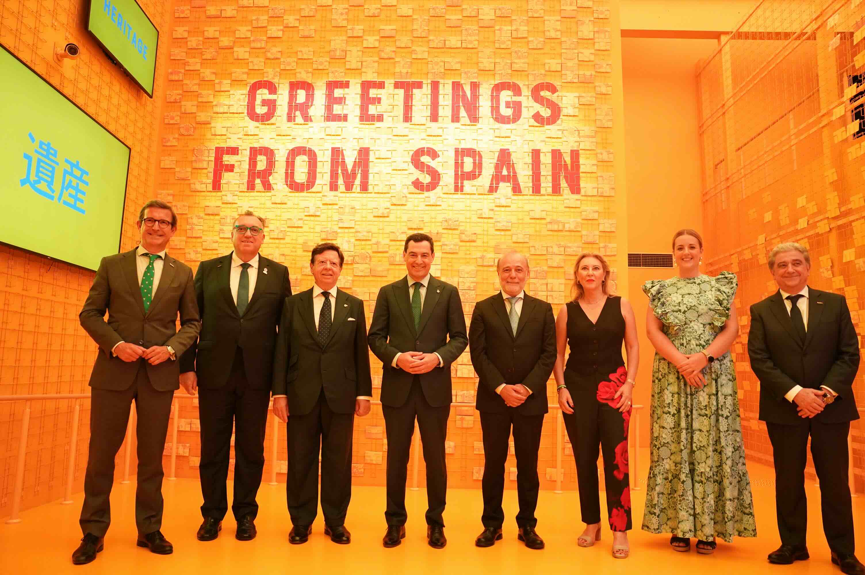 Juanma Moreno junto a autoridades de la Junta y representantes institucionales en el pabellón de Andalucía en la Expo de Osaka.