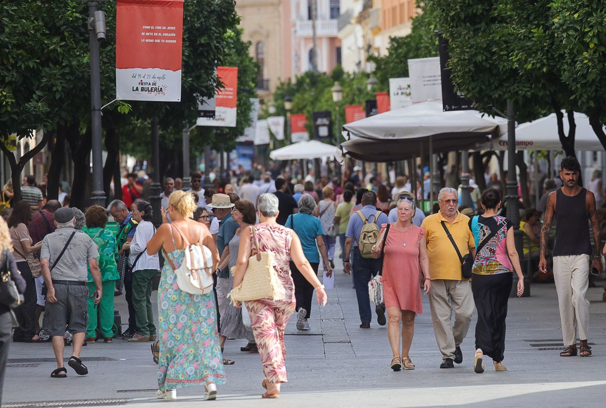 La calle Larga, atestada de gente, en una imagen de archivo.