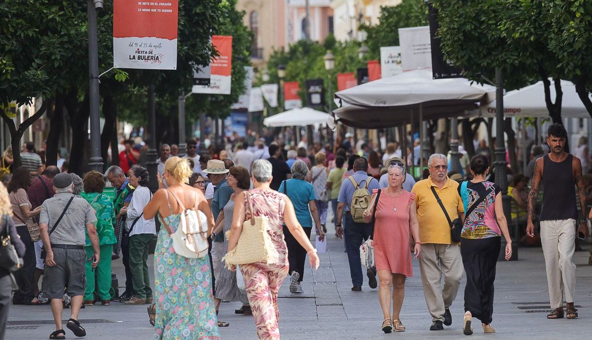 La calle Larga, en la mañana de este lunes en Jerez, atestada de viandantes.