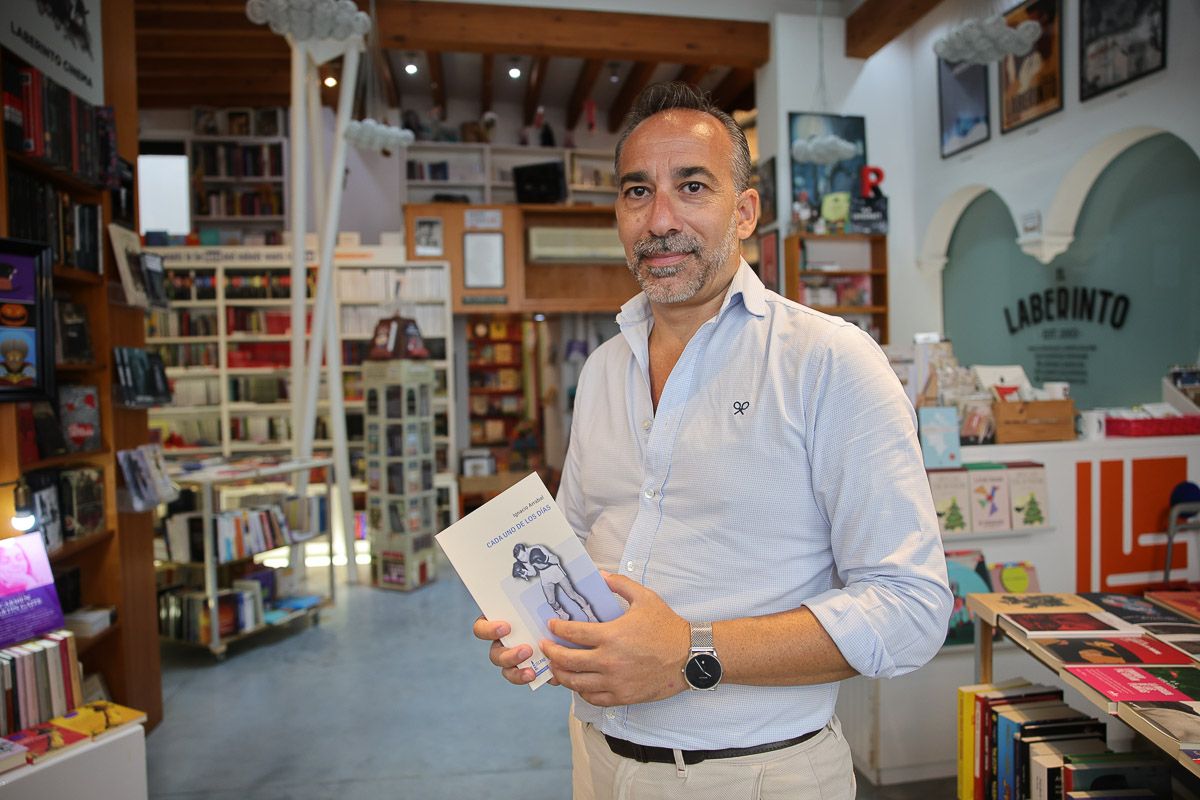 Adrián Otero en su librería El Laberinto.