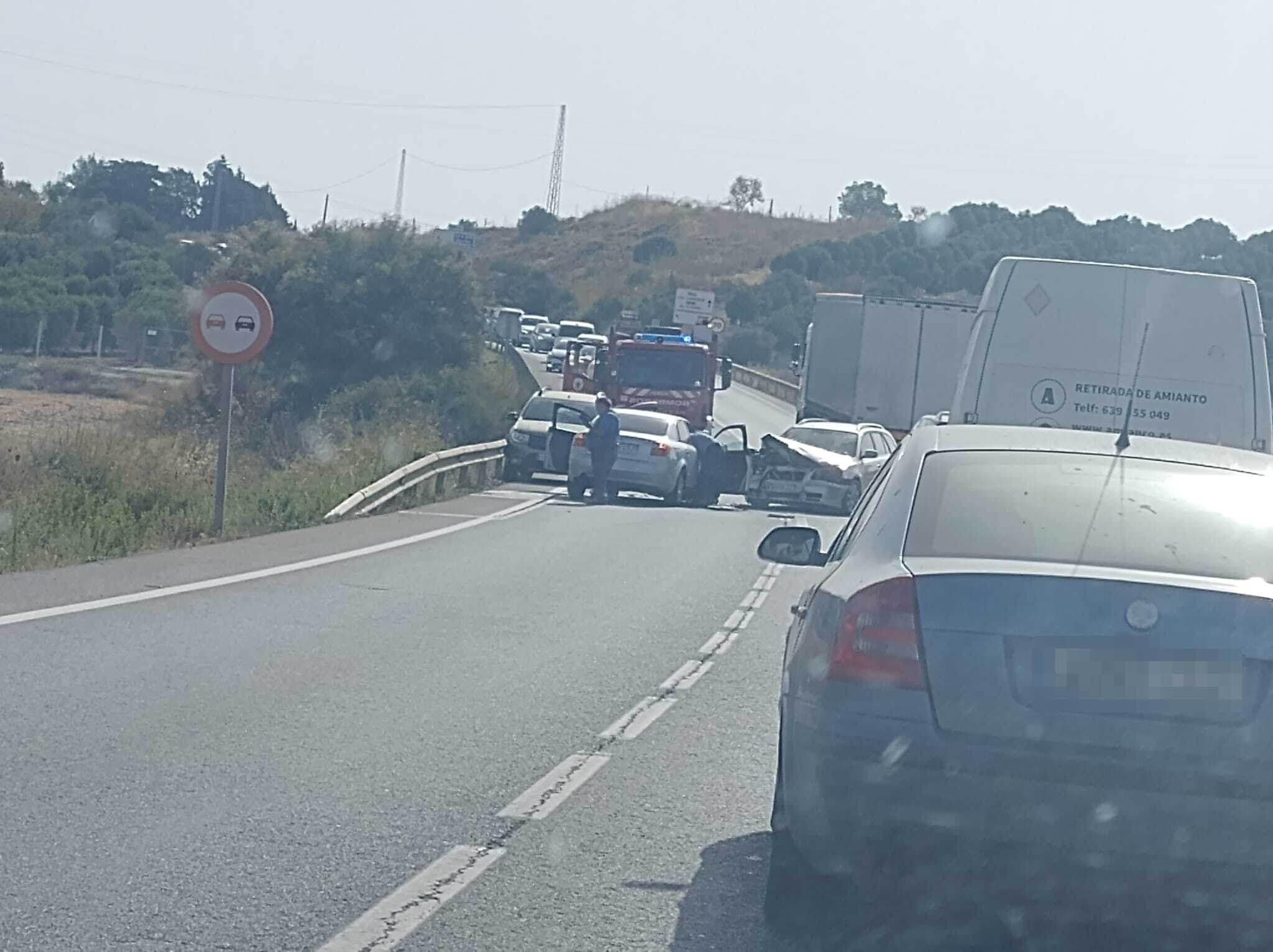 El accidente, que ha provocado una larga cola de coches en ambos sentidos en Lebrija.