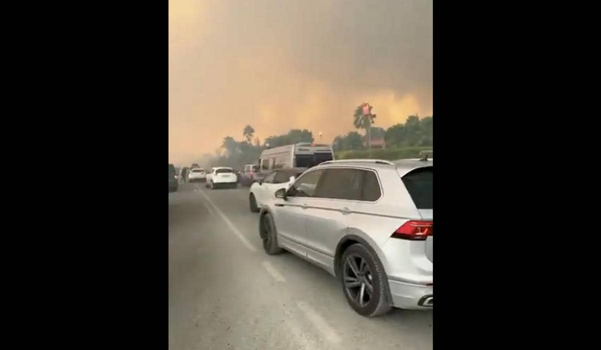 Vehículos en una aglomeración junto al incendio de Tarifa, en una imagen de Radio Algeciras.