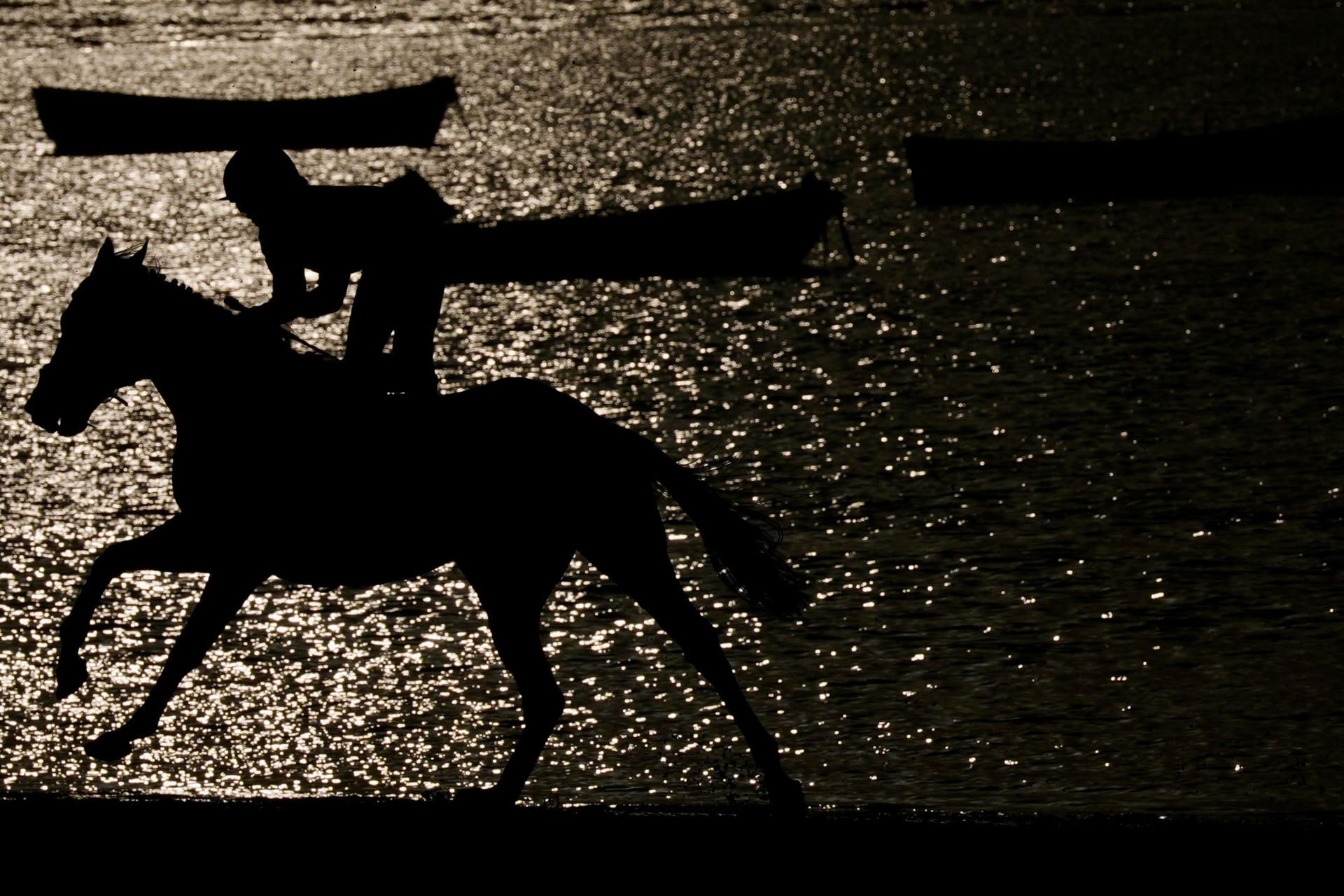 Un momento de la tradicional carrera de caballos disputada este pasado martes en Sanlúcar de Barrameda.