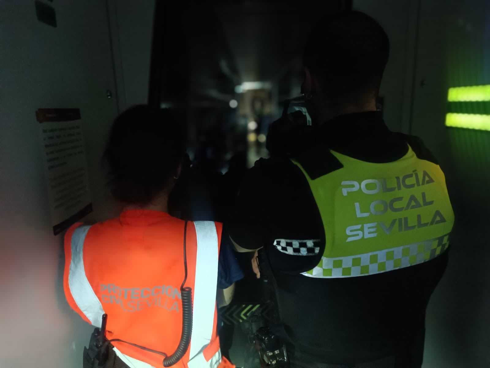 Servicios municipales de Sevilla al rescate de los pasajeros.