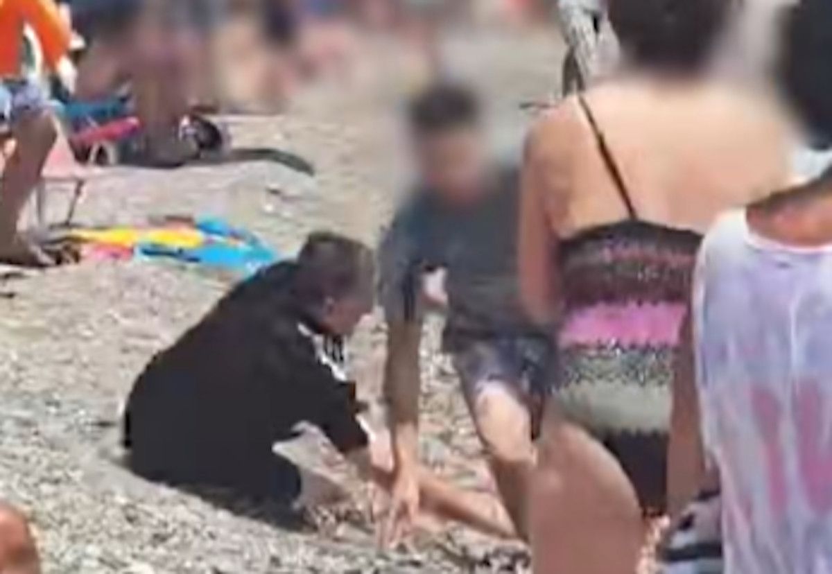 Bañistas intentan atrapar a migrantes en una playa de Granada.
