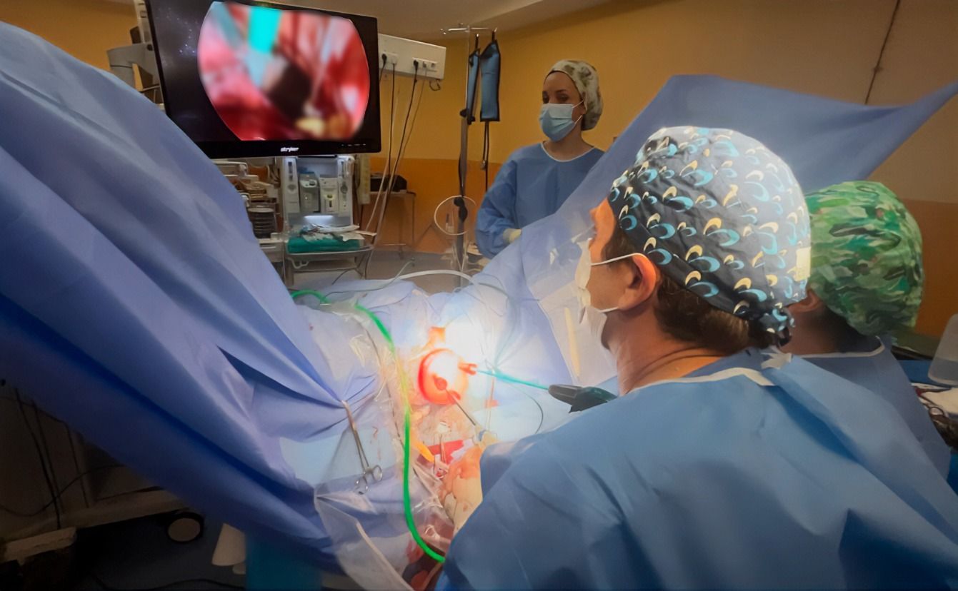 Intervención de reconstrucción de clítoris en el Hospital Universitario Virgen Macarena de Sevilla, en una imagen facilitada por el complejo hospitalario.