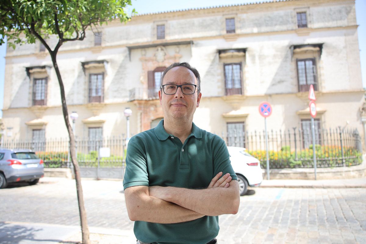 José Manuel Moreno Arana ante el palacio Domecq, un importante recurso monumental de Jerez.