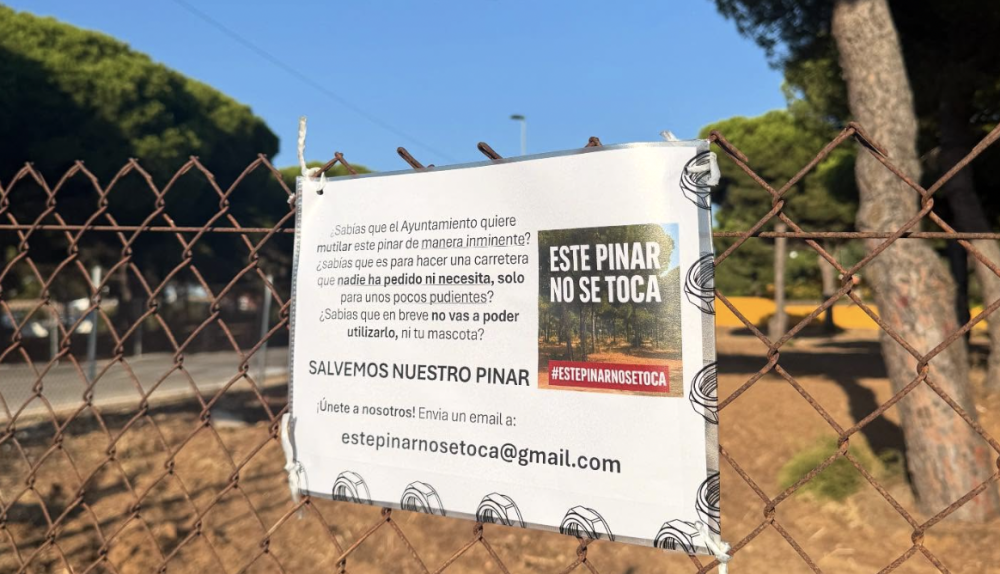 Carteles colocados en el pinar