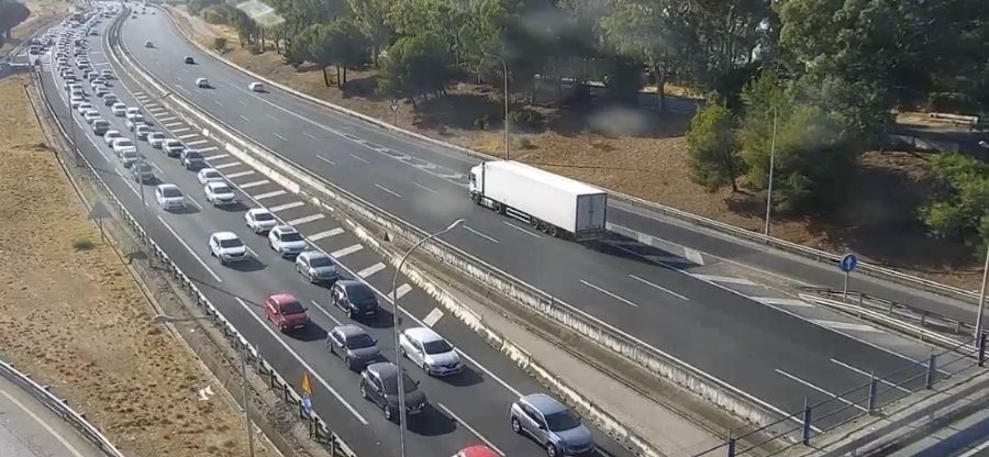 Imagen de la DGT con las enormes retenciones provocadas por un accidente en la A-7 dirección Huelva.