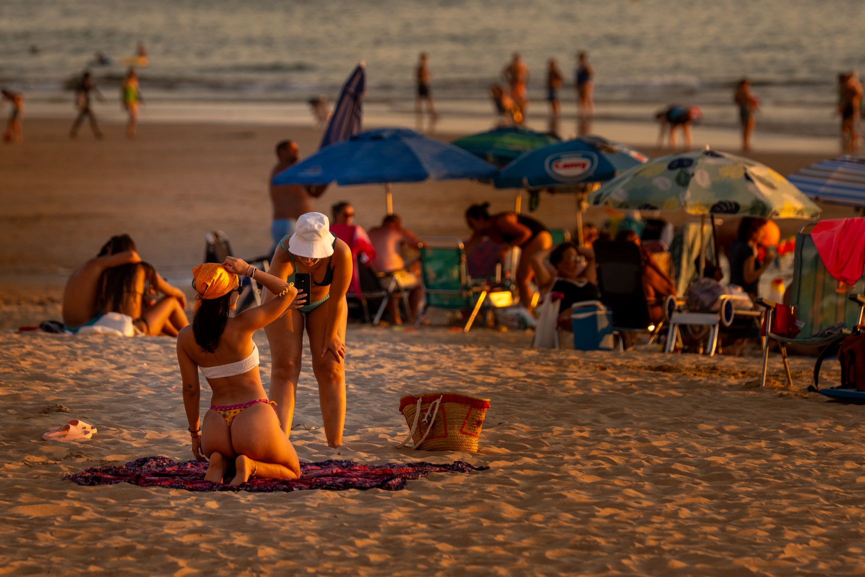 Ambiente hasta bien entrada la noche en la playa Victoria en Cádiz, este pasado sábado de Trofeo Carranza.