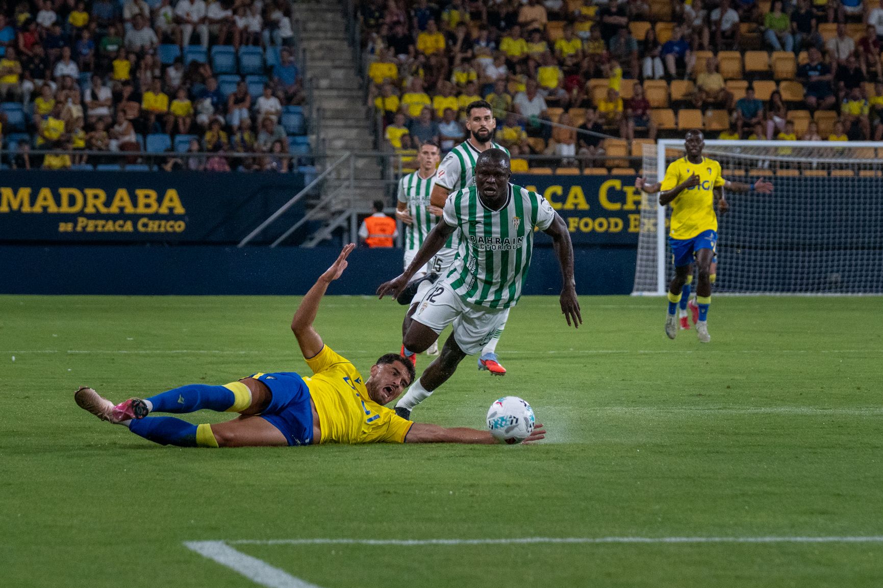 Momento del partido entre el Cádiz CF y el Córdoba CF en el Trofeo Carranza.