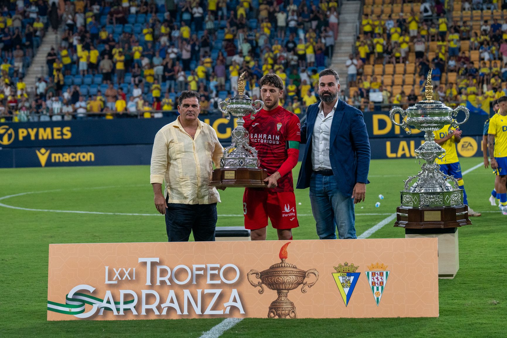 Foto con la entrega del Trofeo Carranza.