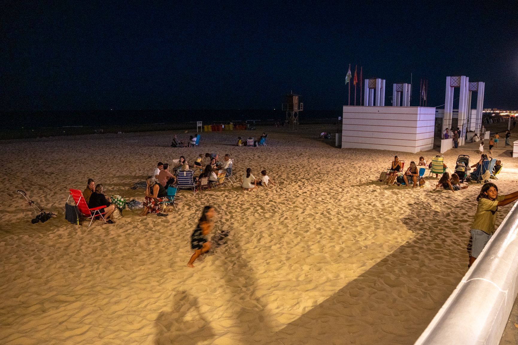 Aspecto de la playa Victoria, sin barbacoas, en la gran noche del Trofeo Carranza en Cádiz, este pasado sábado.
