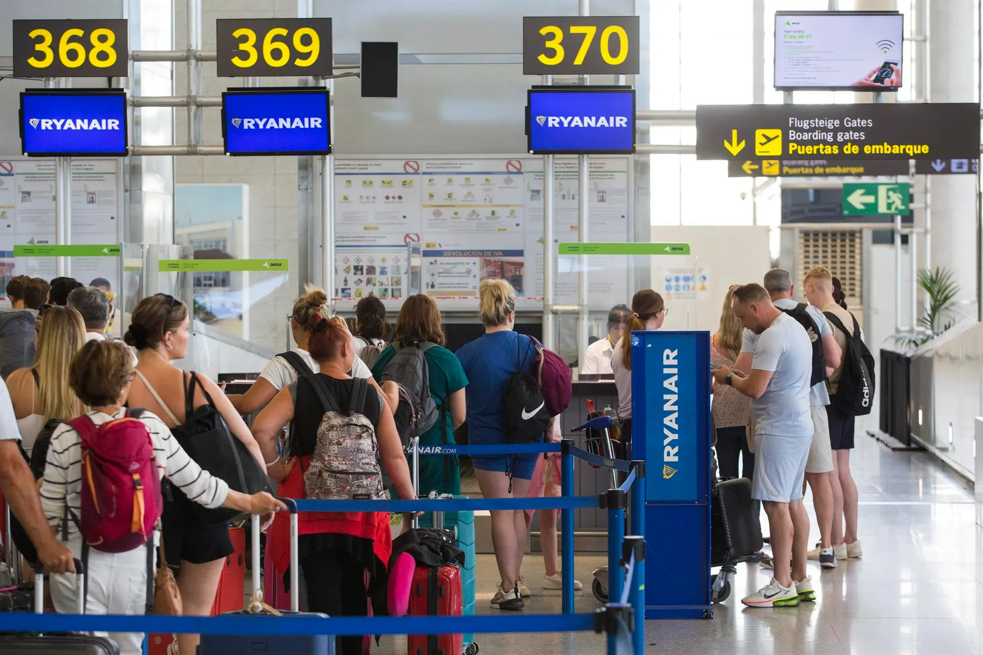 Pasajeros facturando en el Aeropuerto de Málaga para un vuelo.