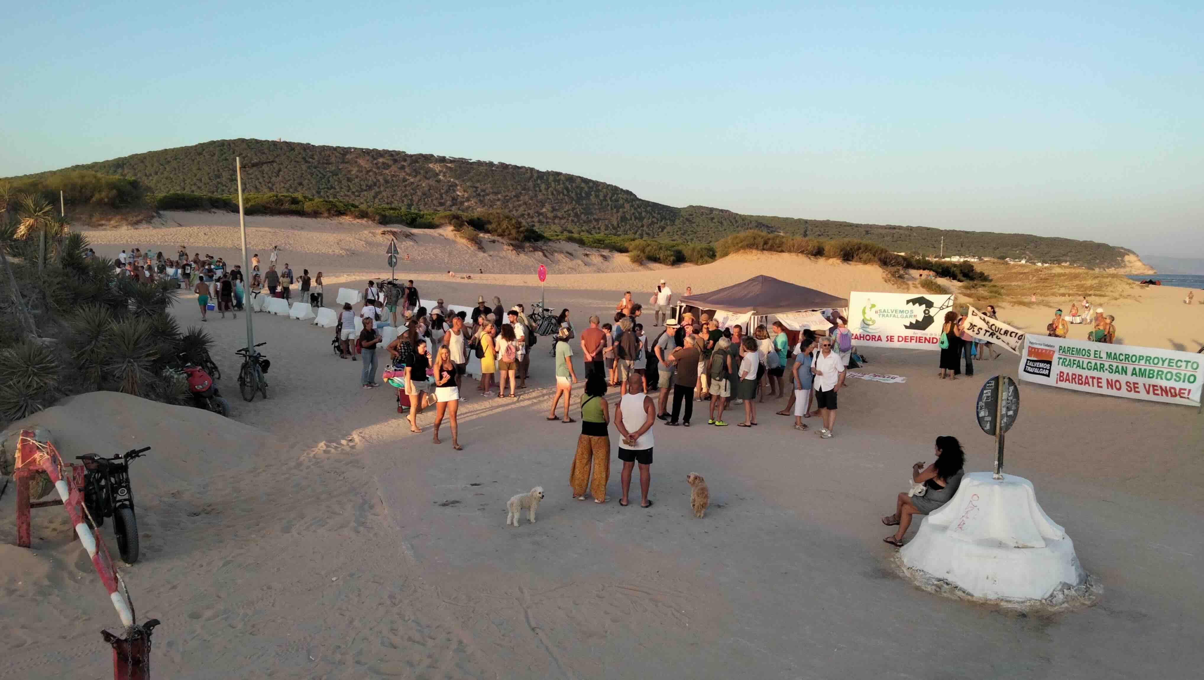 La plataforma Salvemos Trafalgar reúne a vecinos y turistas en su II concentración contra las macro urbanizaciones previstas por el Ayuntamiento de Barbate, este pasado sábado.