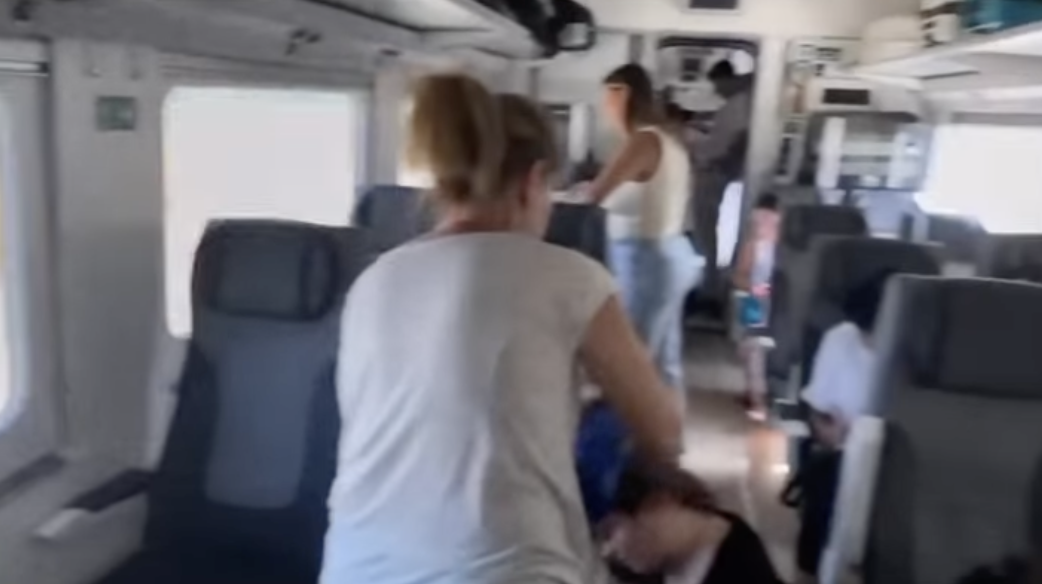 Ni un domingo sin caos ferroviario en Andalucía: tirado sin aire más de tres horas un Alvia Madrid-Cádiz.